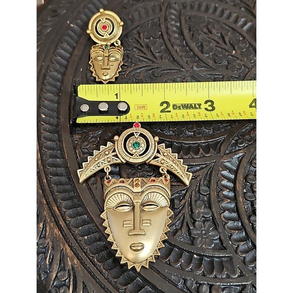 Vintage Avon Gold Tone African Mask Brooch & Earrings Set Aztec Mayan Tribal - Picture 9 of 10